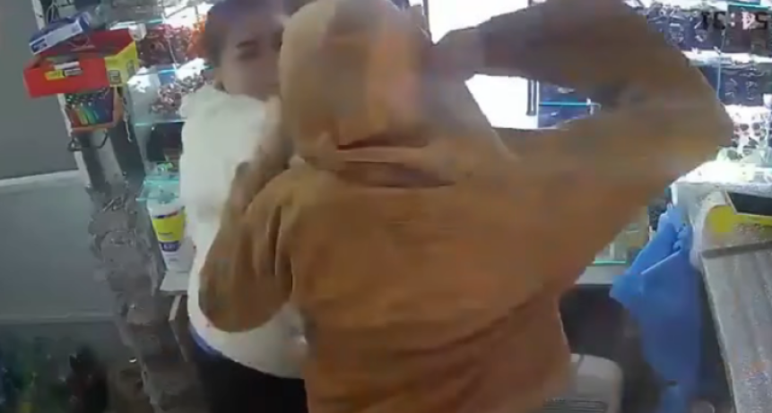 TERROR EN SEGUNDOS: un ladr&oacute;n salt&oacute; el mostrador y atac&oacute; a una empleada en un kiosco