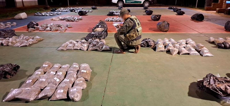Narcos al agua: Gendarmería incauta más de 500 kilos de marihuana en la costa misionera