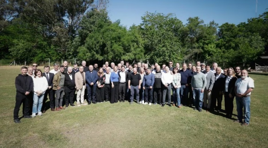 Intendentes de Kicillof desafían al cristinismo y lo proyectan como líder nacional contra Milei