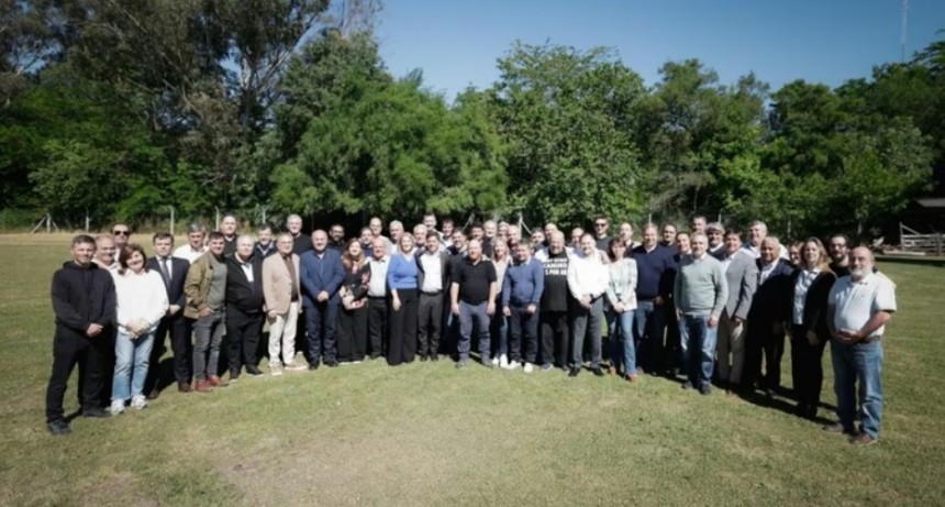 Intendentes de Kicillof desafían al cristinismo y lo proyectan como líder nacional contra Milei